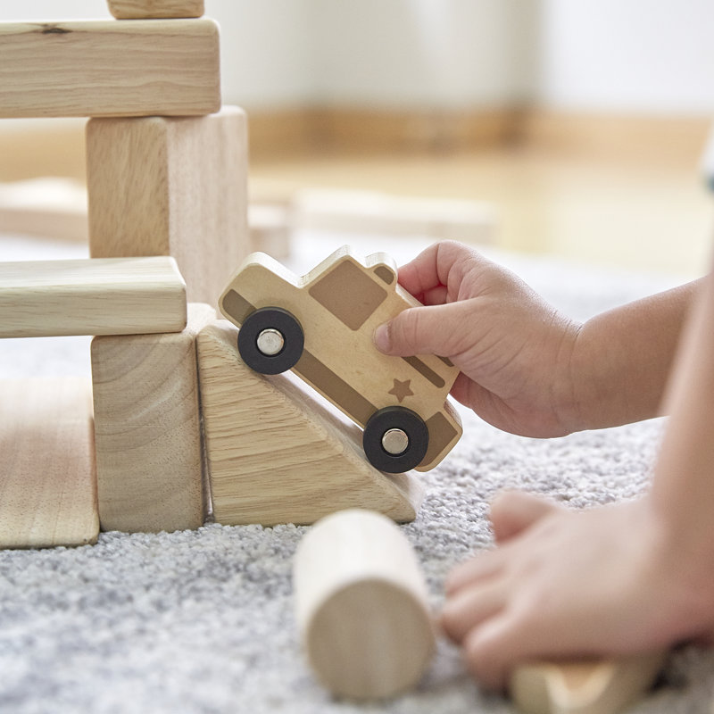 Mini camions en bois