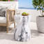 Table d'appoint sculpturale MGO avec motif cannelé torsadé et finition marbre authentique