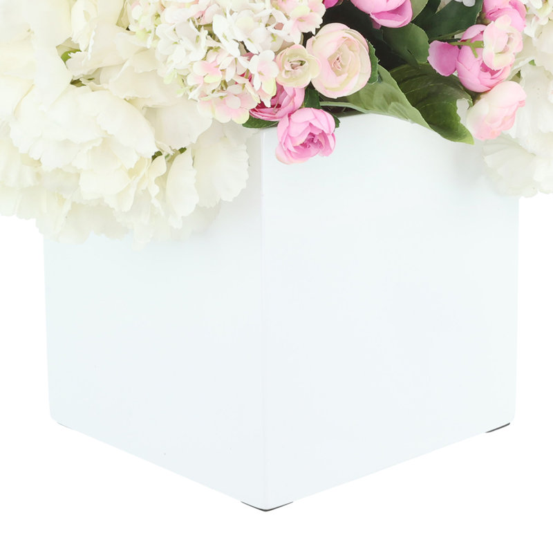 Arrangement d'hortensias, de renoncules et de viornes
