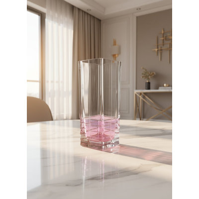 Vase carré avec coupe en losange et abat-jour rose sur le fond