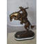 Statue bronze Bronco Buster par Remington sur triple base en marbre, décor occidental emblématique, l 21 po x l 26 po x H 26 po