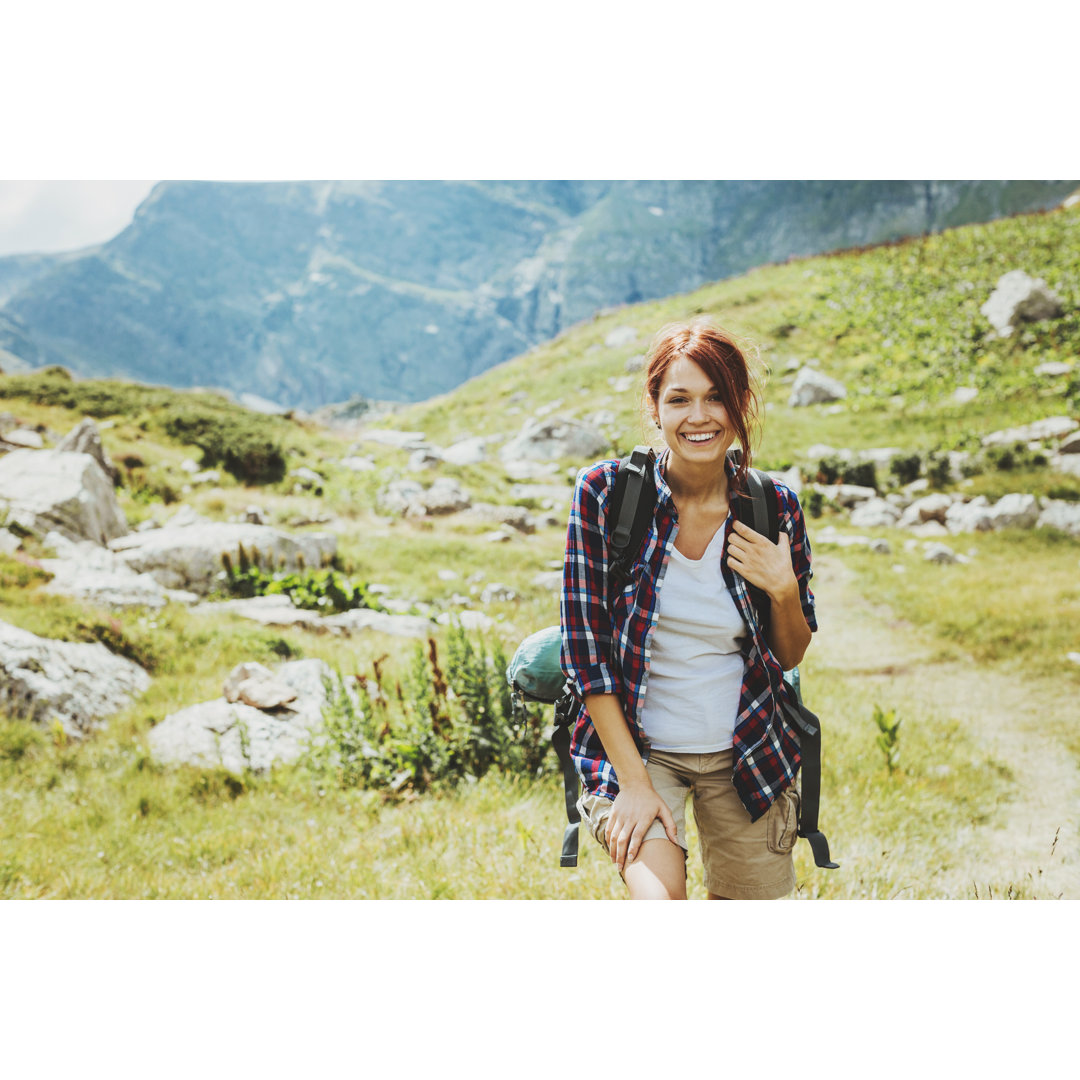 Mädchen beim Wandern in den Bergen