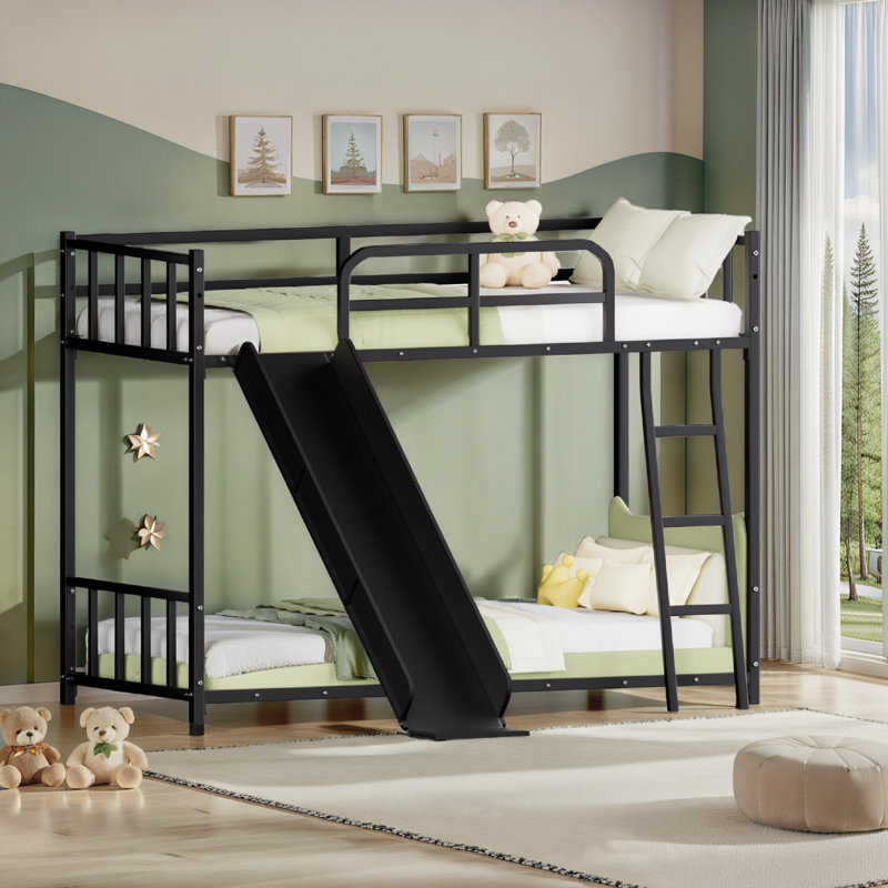Lit superposé avec glissade et structure en métal noir, peu encombrant pour les chambres compactes, garde-corps sécuritaire, temps d'assemblage en couleur, espaces idéaux, lit supérieur, simple