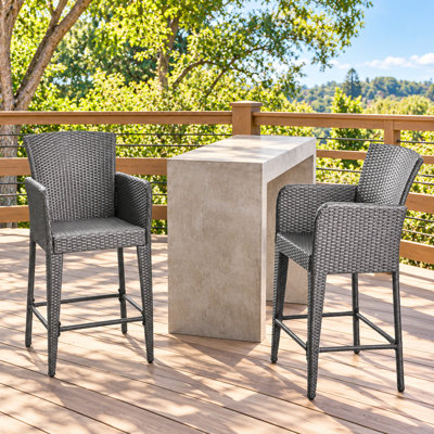 Ensemble de 2 tabourets de bar d'extérieur en résine tressée avec structure robuste en fer thermolaqué, résistants aux intempéries, avec repose-pieds, style décontracté, sièges d'appoint pour jardin, terrasse, bord de piscine et espaces bar extérieurs.