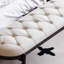 Long banc tapissier en cuir blanc