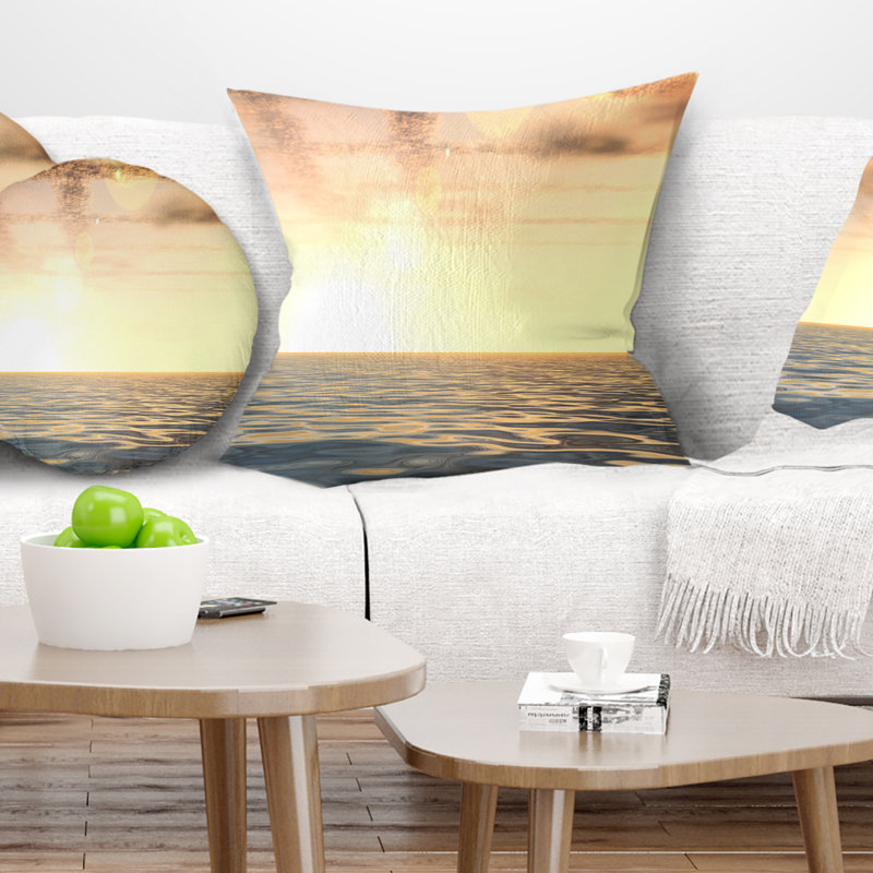 Magnifique seascape de plage avec des nuages sur un coussin lombaire, Square 16" x 16"