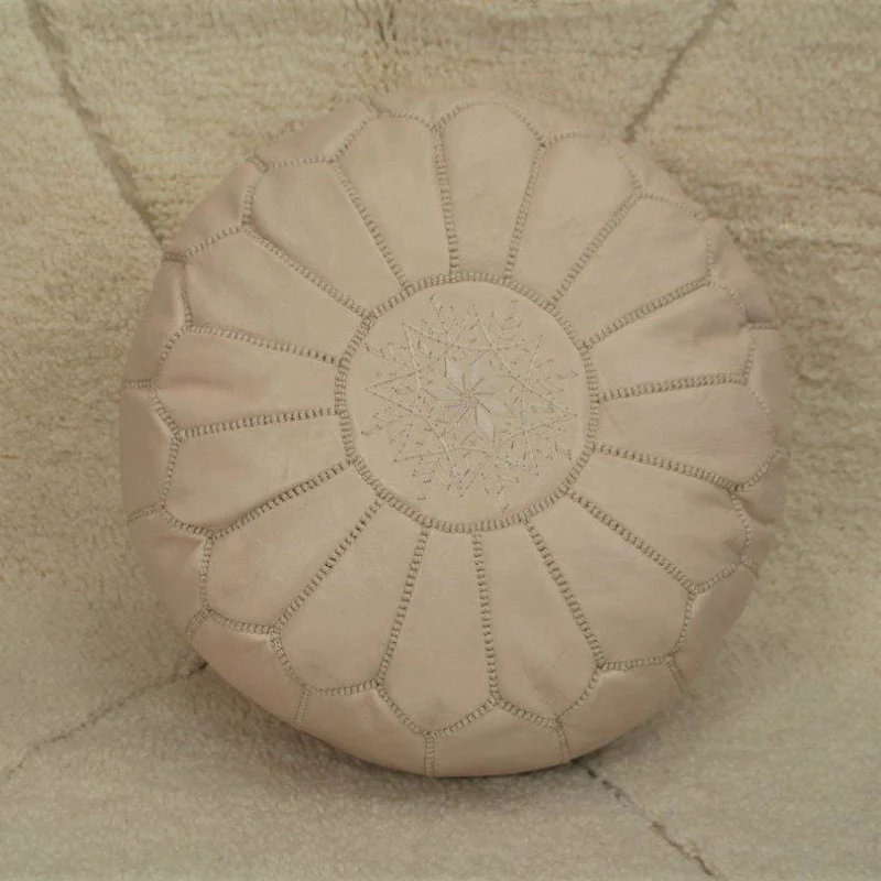 Repose-pieds beige en cuir marocain avec repose-pieds en peau de chèvre