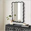 Décoration murale moderne en bois massif à miroir rectangulaire noir ondulé pour des intérieurs dynamiques et élégants