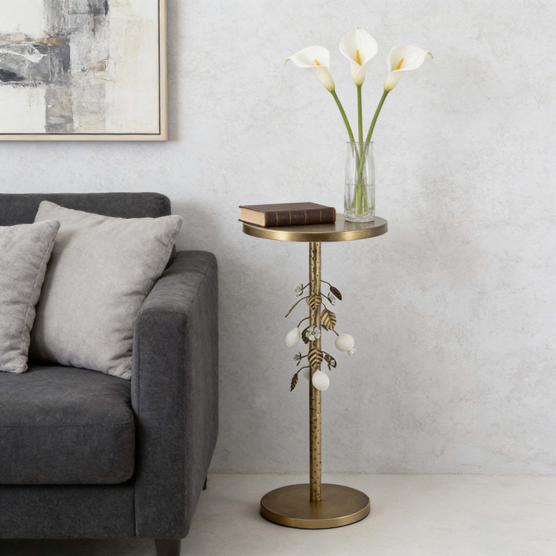 Table d'appoint ronde en fer avec accents floraux dorés et blancs et base en ciment
