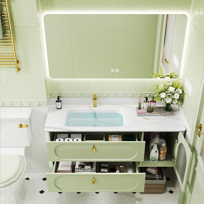 Simple armoire de salle de bain verte.