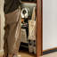 Une garde-robe simple et rétro en bois