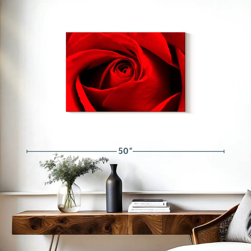 Harnek, gros plan d'une rose rouge, H 20 po x l 30 po