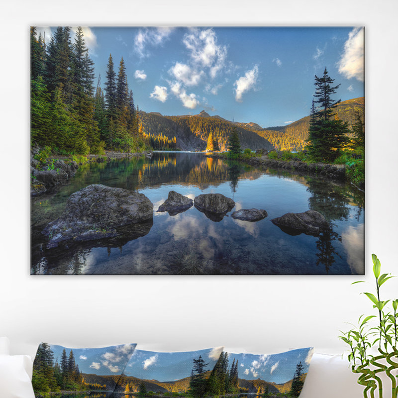 Lac de montagne entouré d'arbres - reproduction de photo sur toile, H 30 po x l 40 po x P 1 po