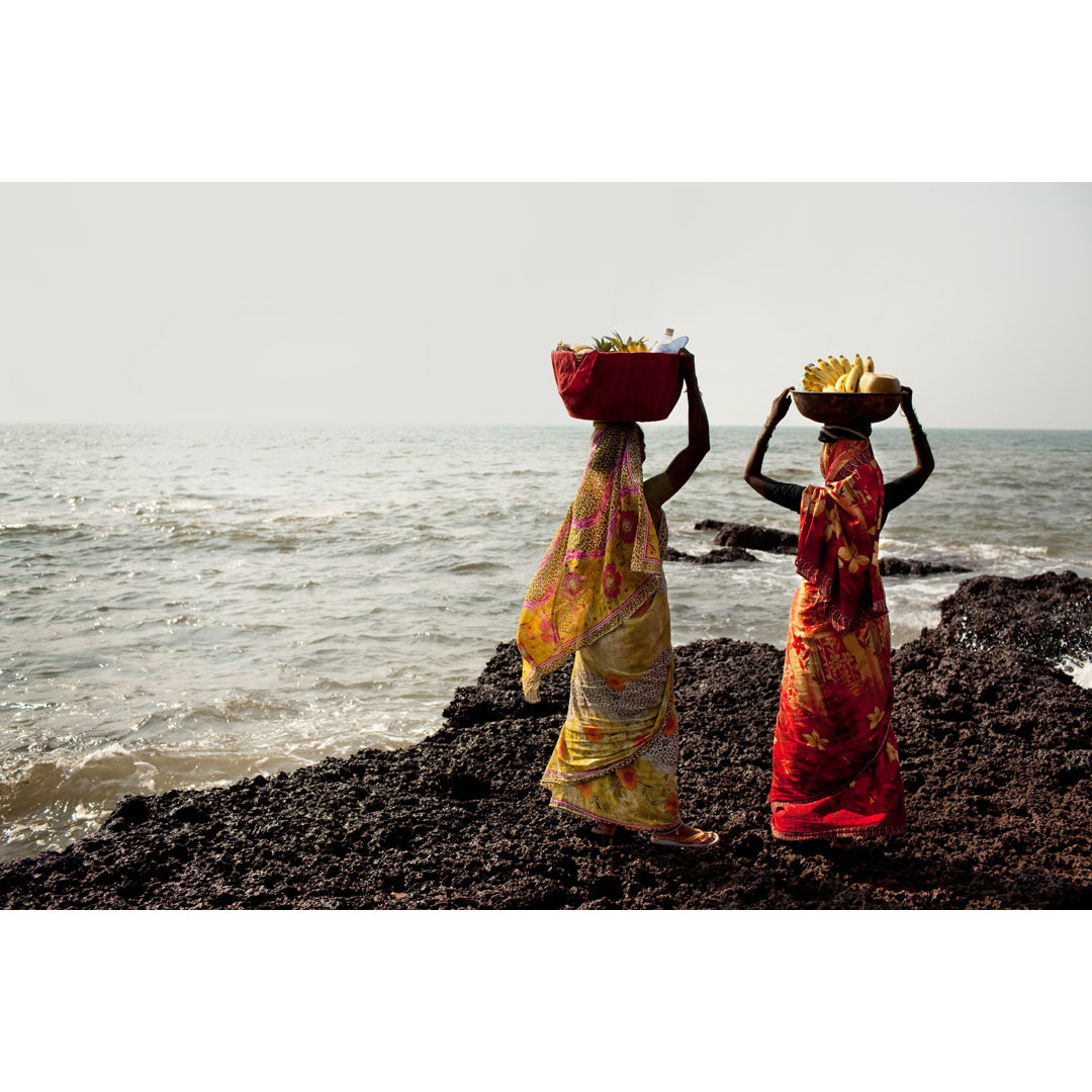 Ladies At The Beach Market by FOTOGRAFIA INC. - Kunstdrucke