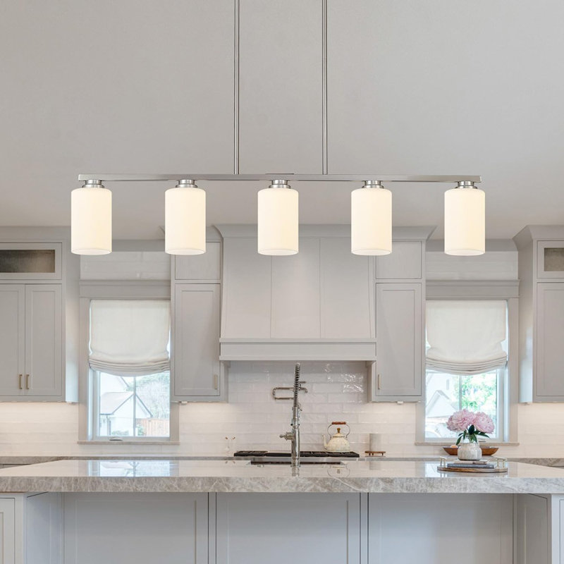 Luminaire pour îlot de cuisine en nickel brossé sur table avec abat-jour en verre Milk Island