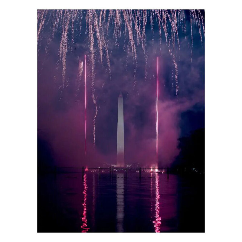 Feux d'artifice à la piscine réfléchissante par Angela Pan, Toile tendue, Pas de tapis, H 24 po x l 18 po