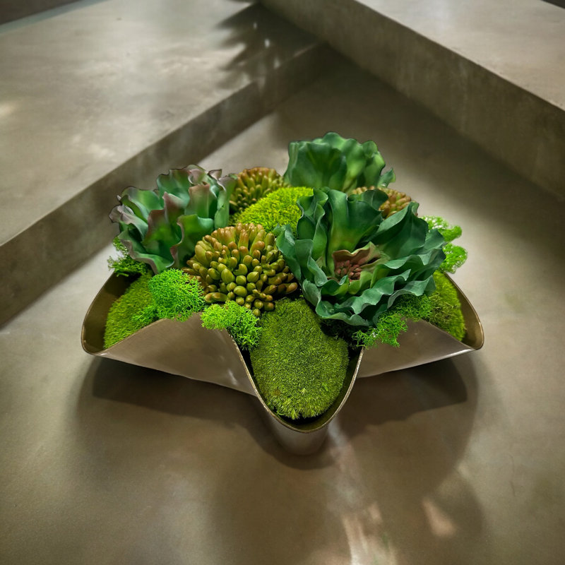 Conception succulente sur un vase en métal ondulé doré | Faux arrangement | Plantes succulentes pour décoration de table