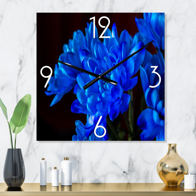 Horloge murale traditionnelle - Fleurs de chrysanthème bleues sur fond noir II, Très grand