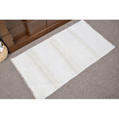 Tapis de porte turc tissé à la main dans des tons neutres au design subtil, idéal pour rehausser le vestibule