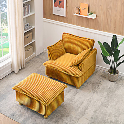 Canapé rembourré avec repose-pieds et coussins décoratifs