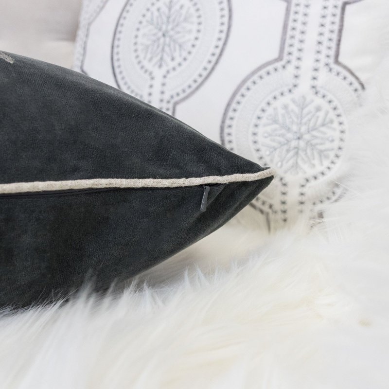 Coussin décoratif en velours gris 20 x 20 avec broderie et flocon de neige argenté