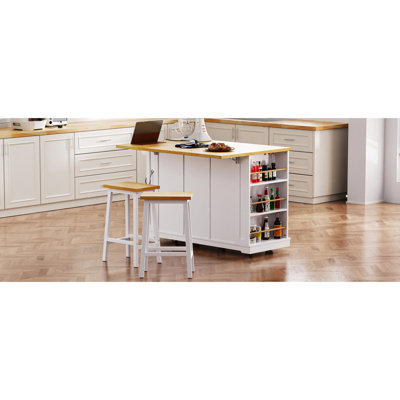 Îlot de cuisine de 135 cm avec 2 tabourets de bar, prise électrique, rangements intérieurs, 5 côtés ouverts, abattant, roulettes, chargeur, porte 4