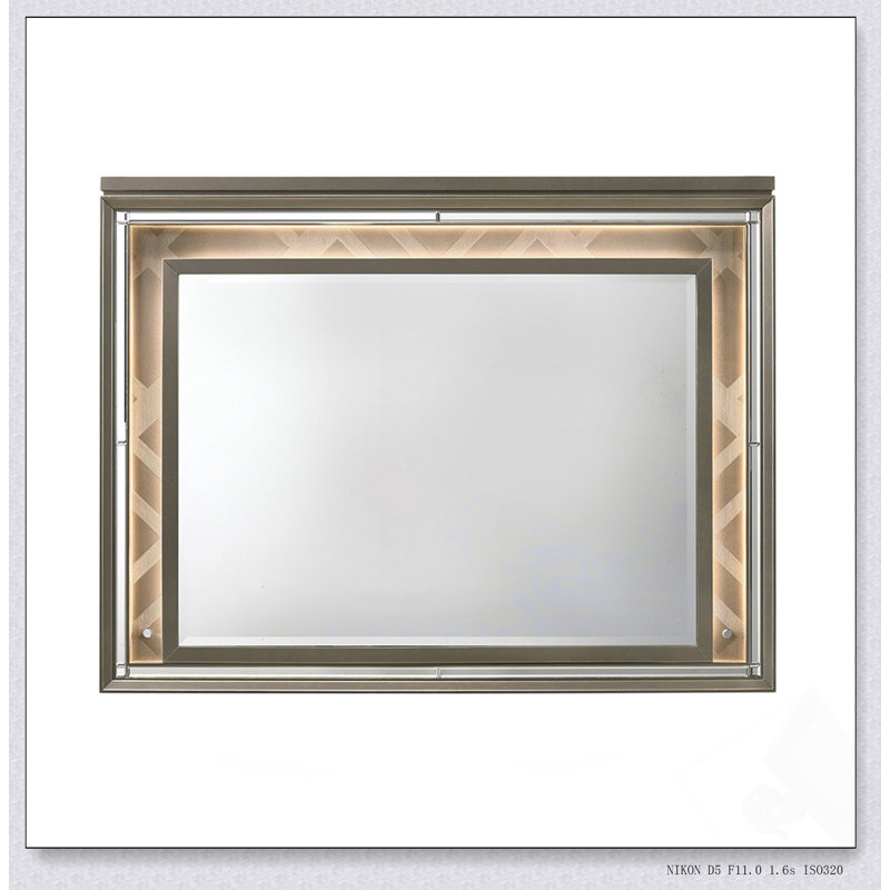 Miroir Skylar à DEL avec bord biseauté élégant et lumière tactile pour les espaces contemporains