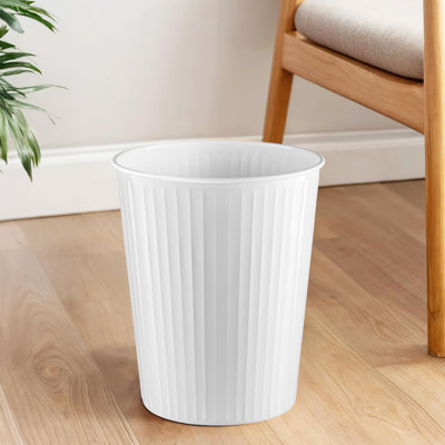 Poubelle en métal gaufré de 1,8 gallon Ridge pour bureau à domicile, poubelle décorative, poubelle de salle de bain moderne, blanc classique