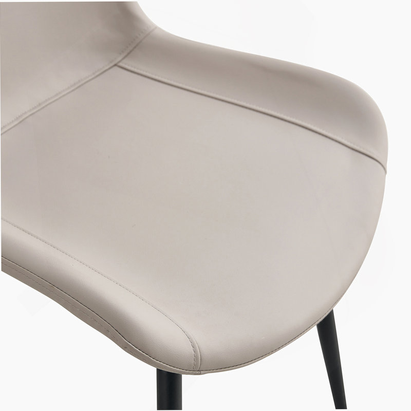 Table de salle à manger spacieuse en bois et noire avec rangement et 8 confortables chaises en polyuréthane gris clair, parfaites pour les réunions de famille et les réunions de société.