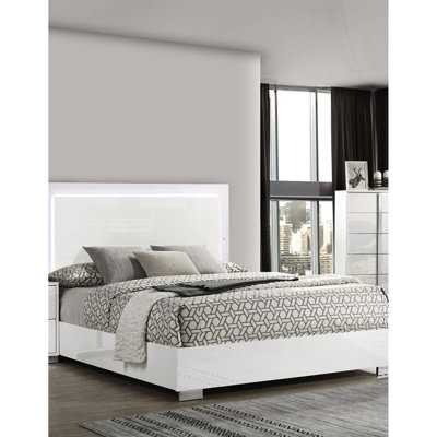 Cadre de lit très grand moderne blanc avec tête de lit à DEL, poignées verticales et mélange de métal et de bois pour la chambre