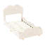 Lit plateforme simple avec revêtement beige et forme de nuage - Charmant pour la décoration de la chambre à coucher.
