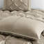 Couette 7 pièces King Taupe - Motif magnifique, coussins décoratifs et jupe de lit inclus. Lavable à la machine. Garnissage élégant. Dimensions : 264 cm (l) x 234 cm (L).