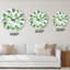 Horloge murale à motif de feuilles tropicales avec petites fleurs bleues-158124507