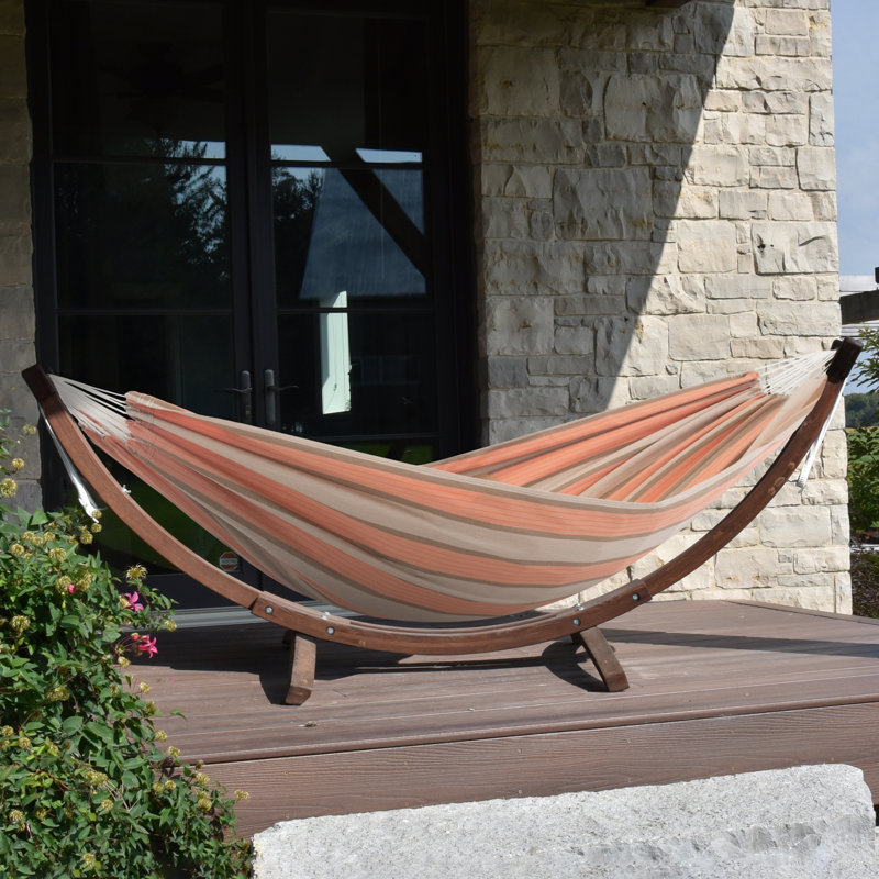 Hamac double avec support arqué en pin massif Holyoke Vivere - Offert en tissu Sunbrella ou en coton, Camée