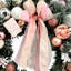 Couronne de Noël rose 24 po avec 20 lumières DEL, ruban rose pour porte d'entrée, manteau de cheminée et décoration murale 24 po