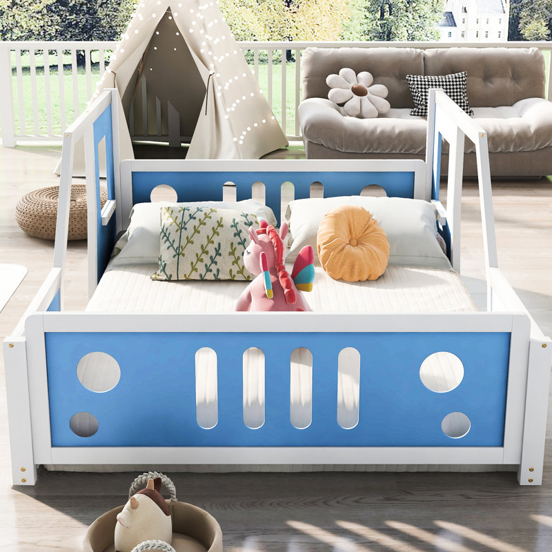 Lit plateforme blanc classique avec roulettes, structure en bois de pin et roues en forme de voiture pour chambre à coucher