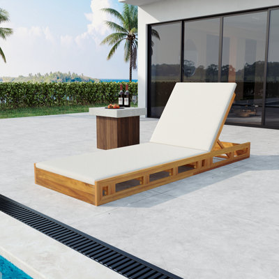  Chaise longue d'extérieur en bois d'acacia avec coussins crème résistants à l'eau de 2 pouces finition teck