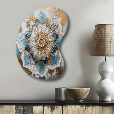 «Blue and Gold Mandala I - Boho Mandala», art mural en métal asymétrique bleu
