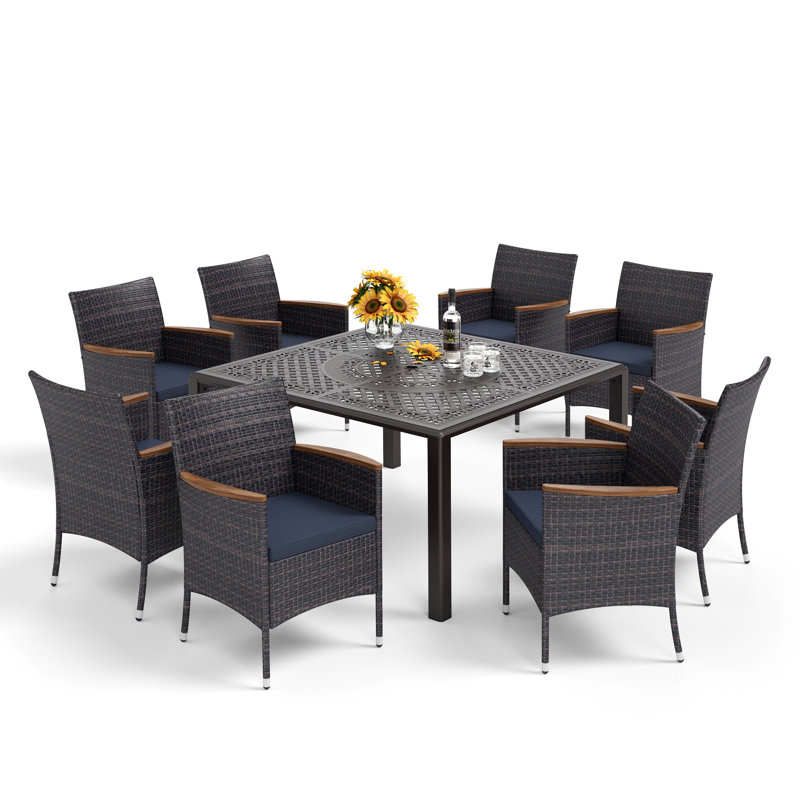 Ensemble repas pour 8 personnes avec table carrée et coussins Carli