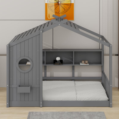 Cadre de lit en bois sur le thème de la maison qui comprend un toit et une tablette de rangement pratique