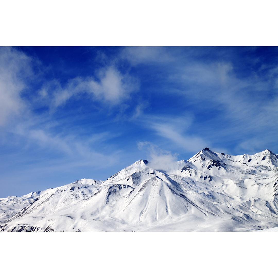 Leinwandbild Winter Snowy Mountains bei Windy Day