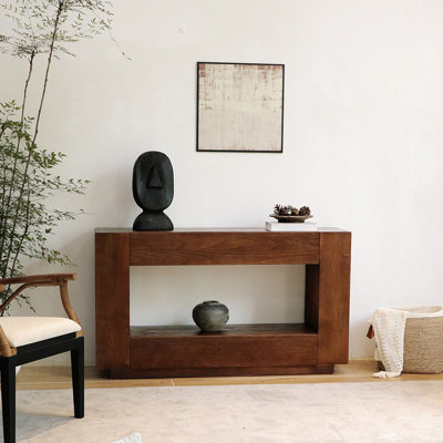 Vitrine de couloir de style médiéval