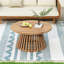 Table basse ronde d'extérieur moderne en teck clair, bois d'acacia, fabriquée en bois dur durable et naturellement résistant aux intempéries, idéale pour la terrasse.