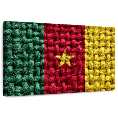 Tissage de paille avec le drapeau camerounais
