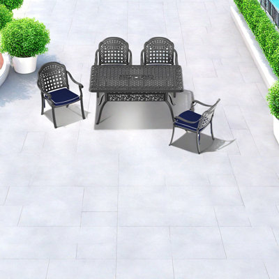 Élégant ensemble de salle à manger de patio en aluminium coulé 5 pièces avec coussins bleus pour la détente en plein air