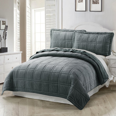 Polyester Plaid Quilt with Pillow Shams Included