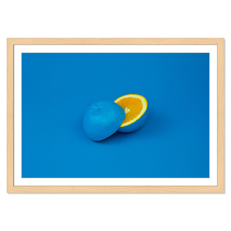Pop orange en bleu par Davisuko, H 35 po x l 49 po x P 1,25 po, Papier naturel avec cadre cubique, Blanc