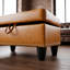 Repose-pieds capitonné vintage rétro en similicuir avec garniture cloutée pour le vestibule de la chambre à coucher