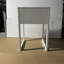 Table de chevet blanche moderne avec tiroir, table de chevet minimaliste avec poignée en bois, table de bout compacte pour chambre à coucher, appartement ou petits espaces, assemblage facile