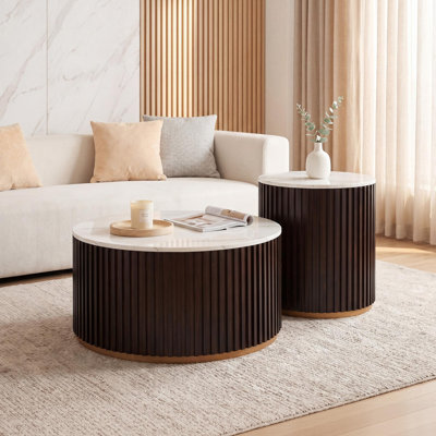 Ensemble de tables basses rondes Mercer41 avec plateau en faux marbre et base tambour